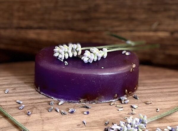 Glyserin lavendel såpe med tørke lavendel blomstrer på bordet